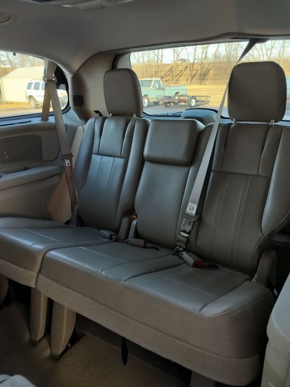 2013 Chrysler Town & Country Image 26