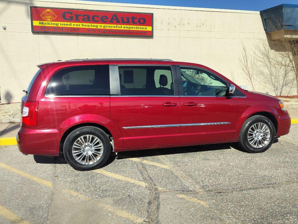2013 Chrysler Town & Country Image 32