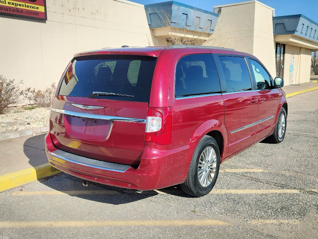 2013 Chrysler Town & Country Image 35