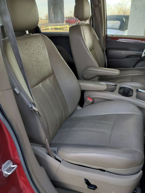 2013 Chrysler Town & Country Image 36