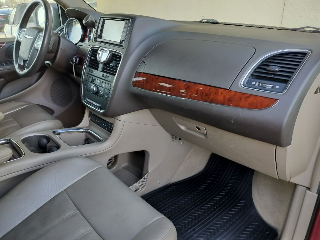 2013 Chrysler Town & Country Image 37