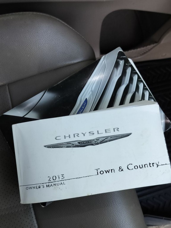 2013 Chrysler Town & Country Image 38