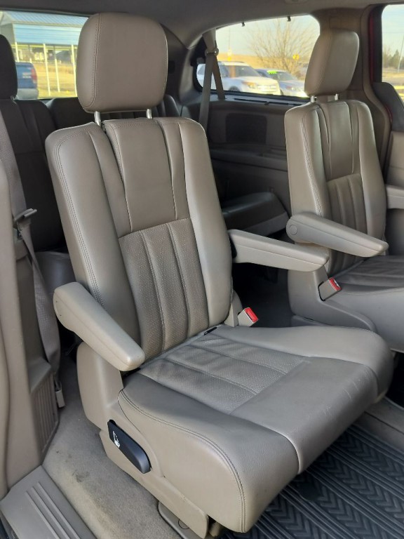 2013 Chrysler Town & Country Image 39
