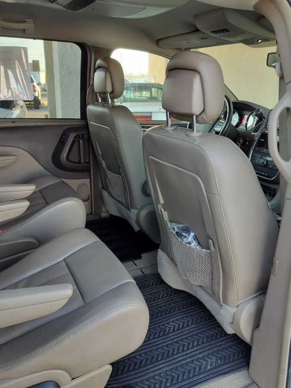 2013 Chrysler Town & Country Image 40