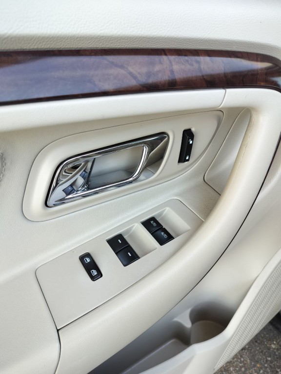 2011 Ford Taurus Image 24