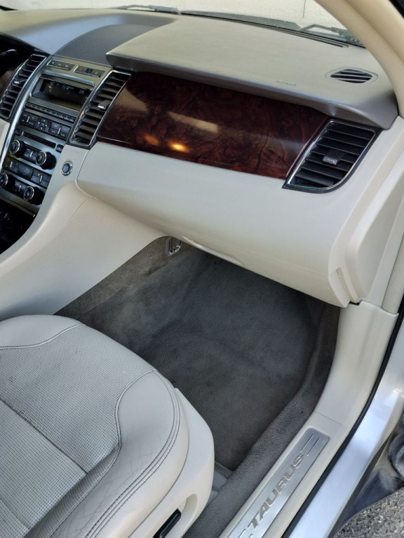 2011 Ford Taurus Image 32