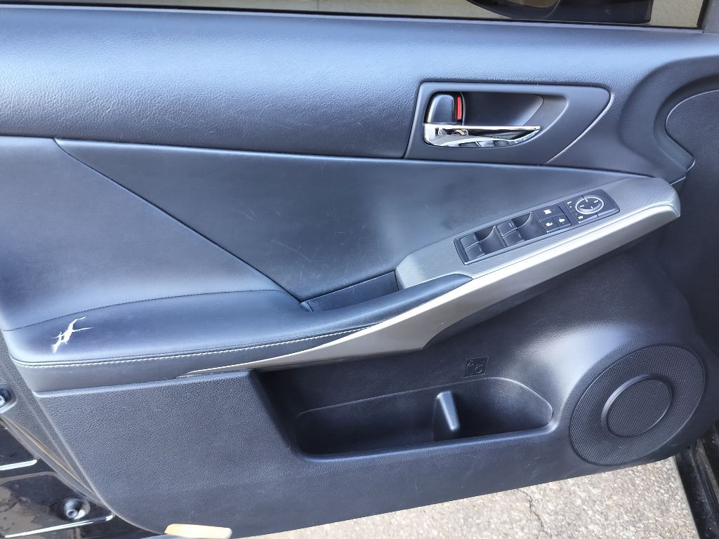 2015 Lexus IS Image 28