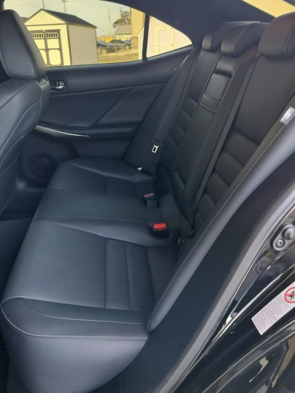 2015 Lexus IS Image 30