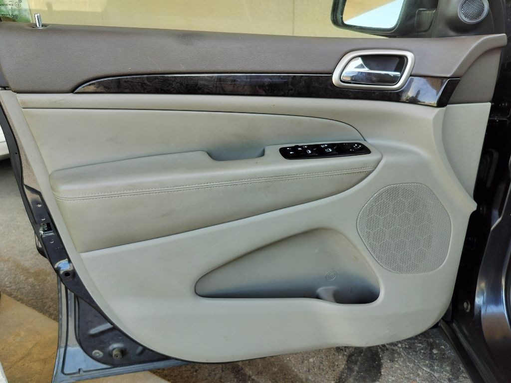 2012 Jeep Grand Cherokee Image 23