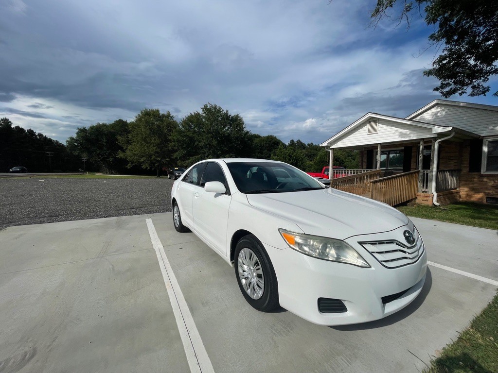 2011 Toyota Camry Image 2
