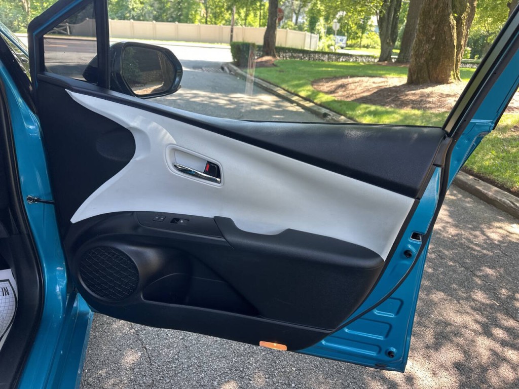 2017 Toyota Prius Image 21