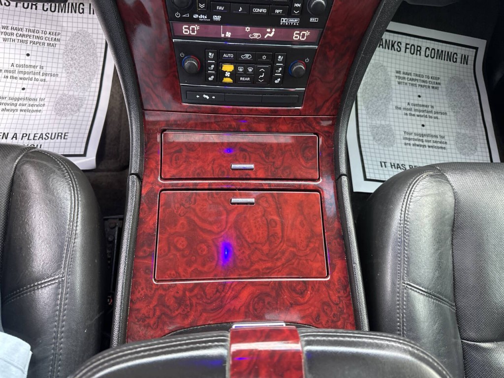 2011 Cadillac Escalade Image 17