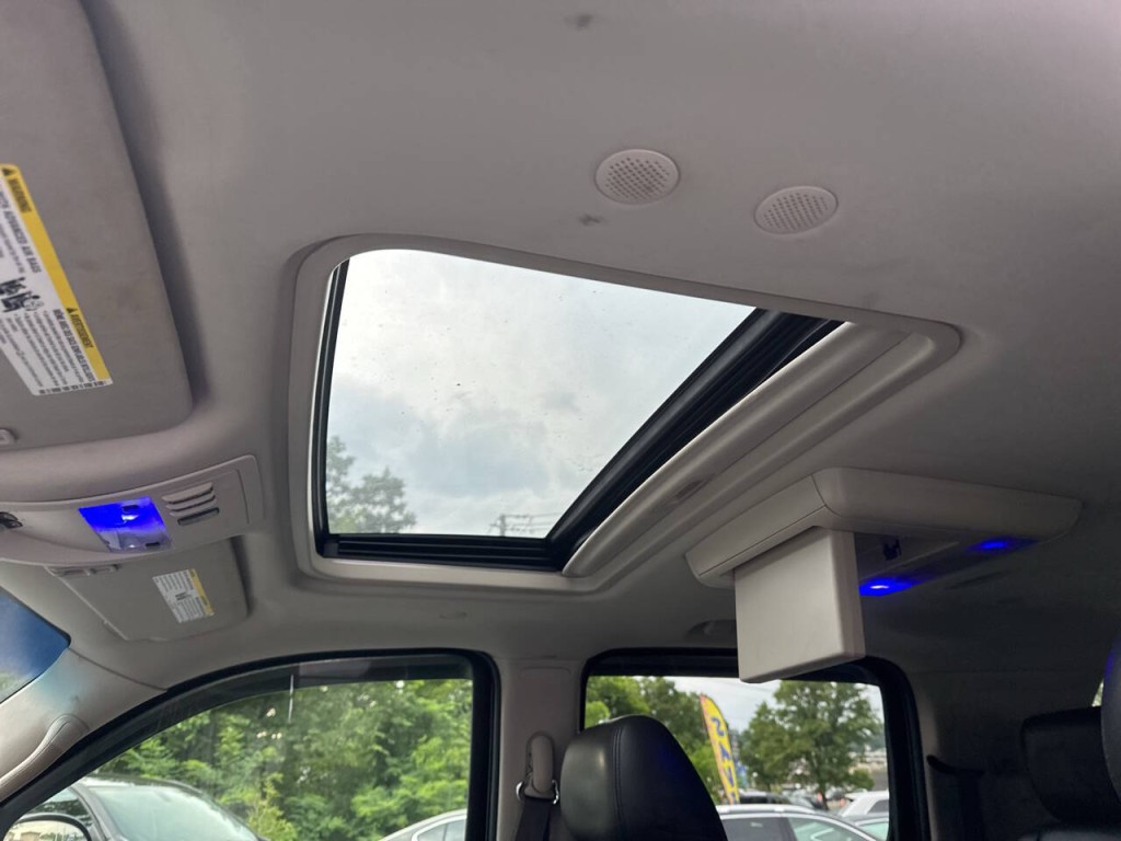 2011 Cadillac Escalade Image 18