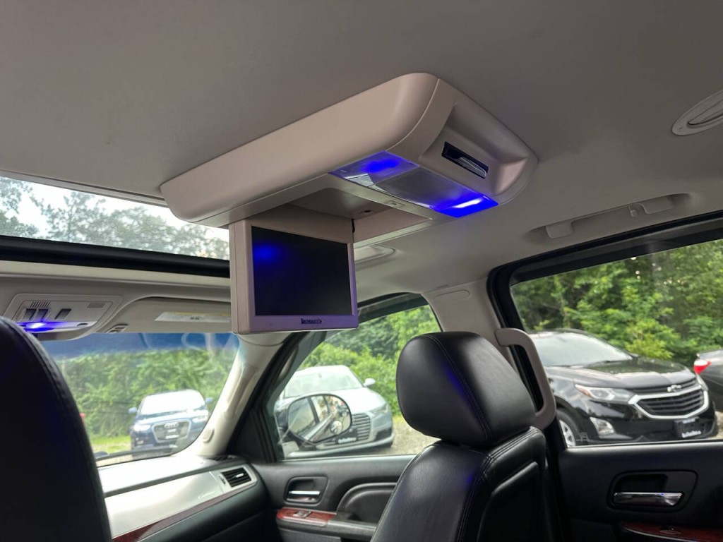 2011 Cadillac Escalade Image 21