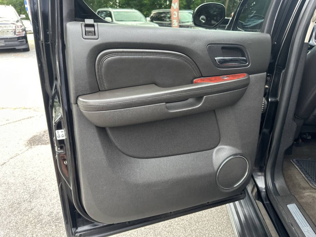 2011 Cadillac Escalade Image 22