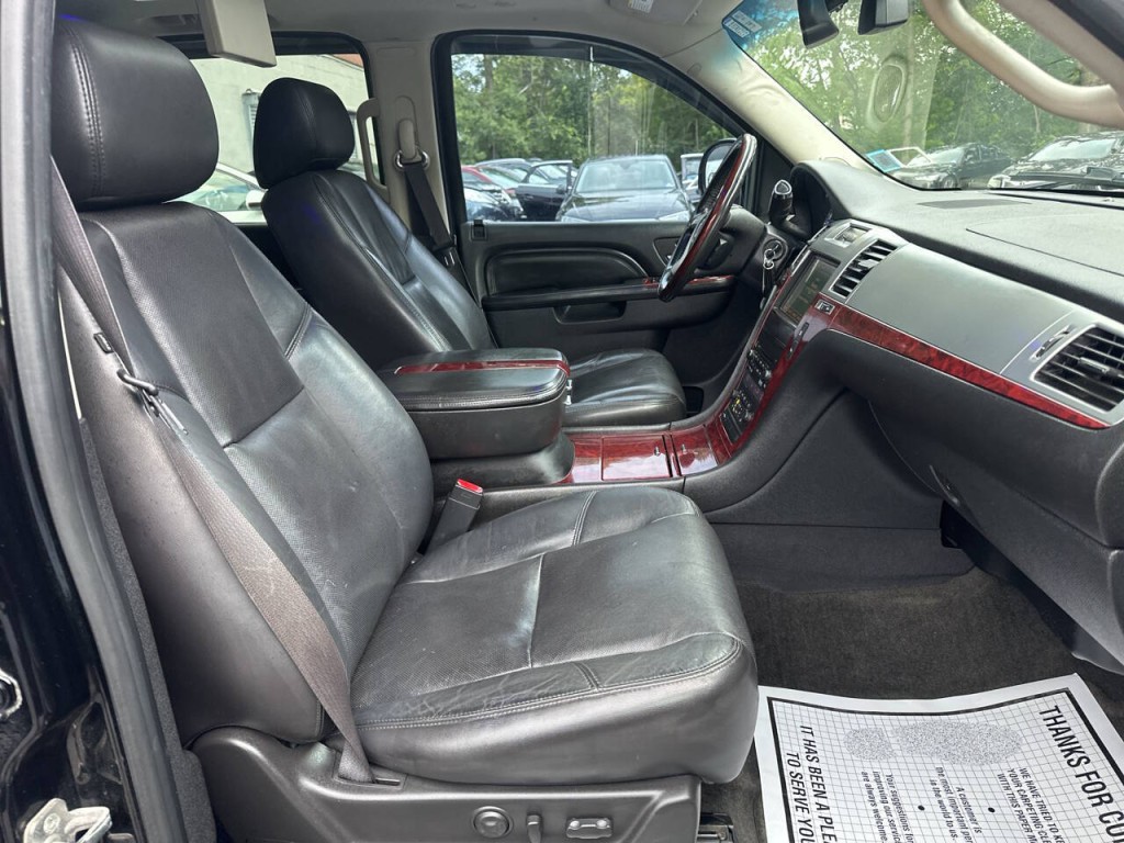 2011 Cadillac Escalade Image 24