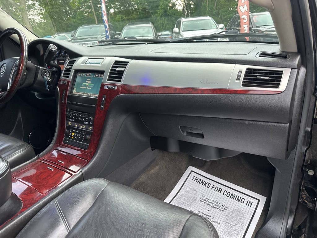 2011 Cadillac Escalade Image 25