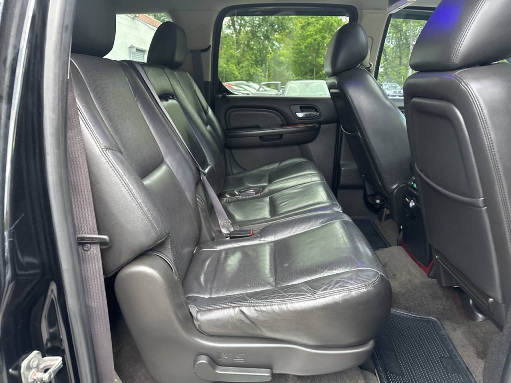 2011 Cadillac Escalade Image 27
