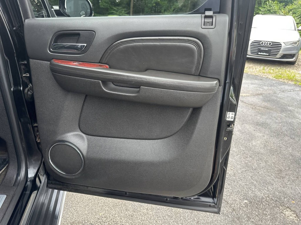 2011 Cadillac Escalade Image 28