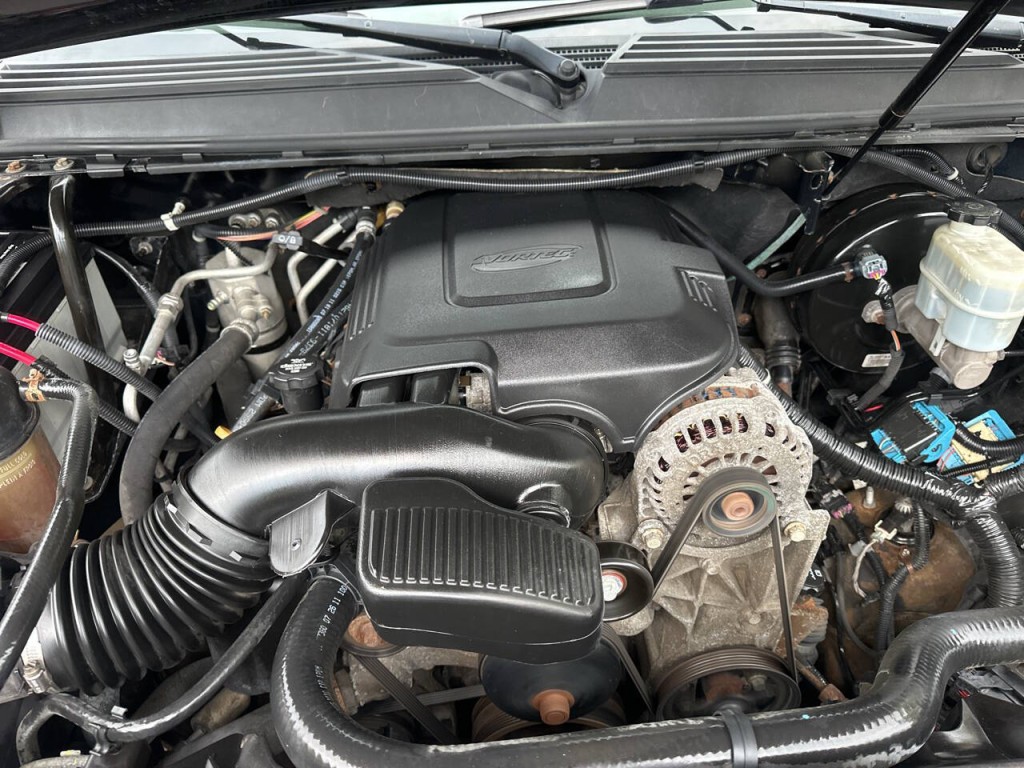 2011 Cadillac Escalade Image 32