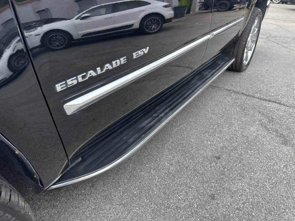 2011 Cadillac Escalade Image 34