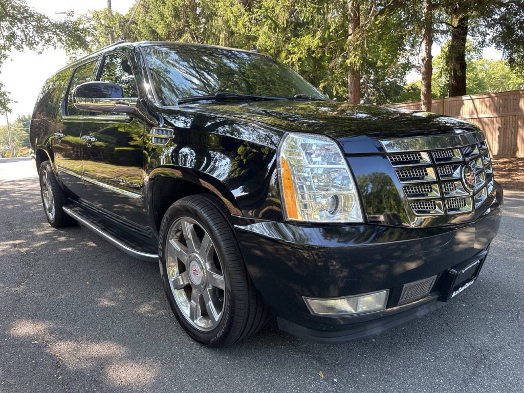 2011 Cadillac Escalade Image 2