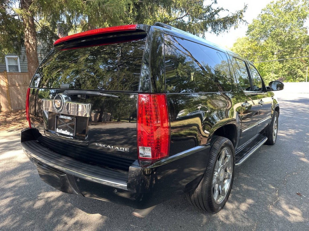 2011 Cadillac Escalade Image 4