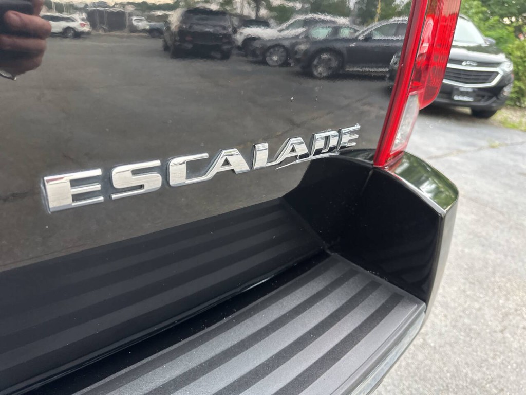2011 Cadillac Escalade Image 35