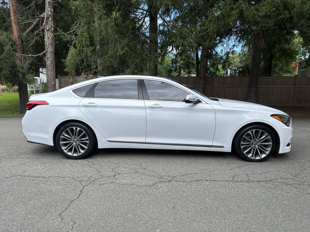 2016 Hyundai Genesis Image 3