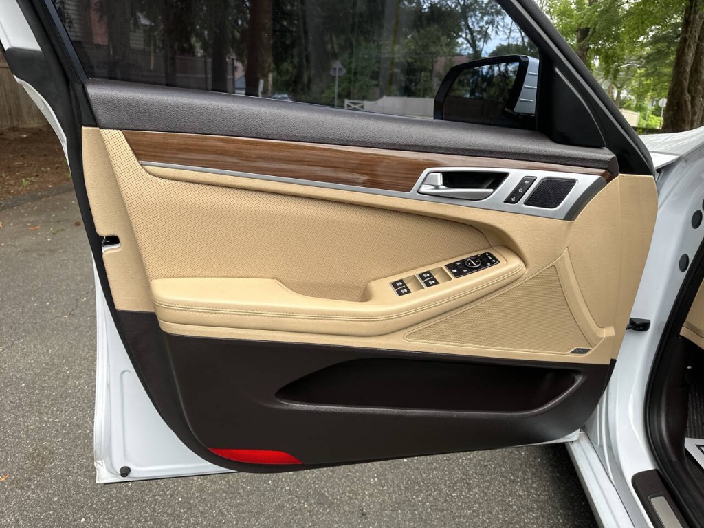 2016 Hyundai Genesis Image 17