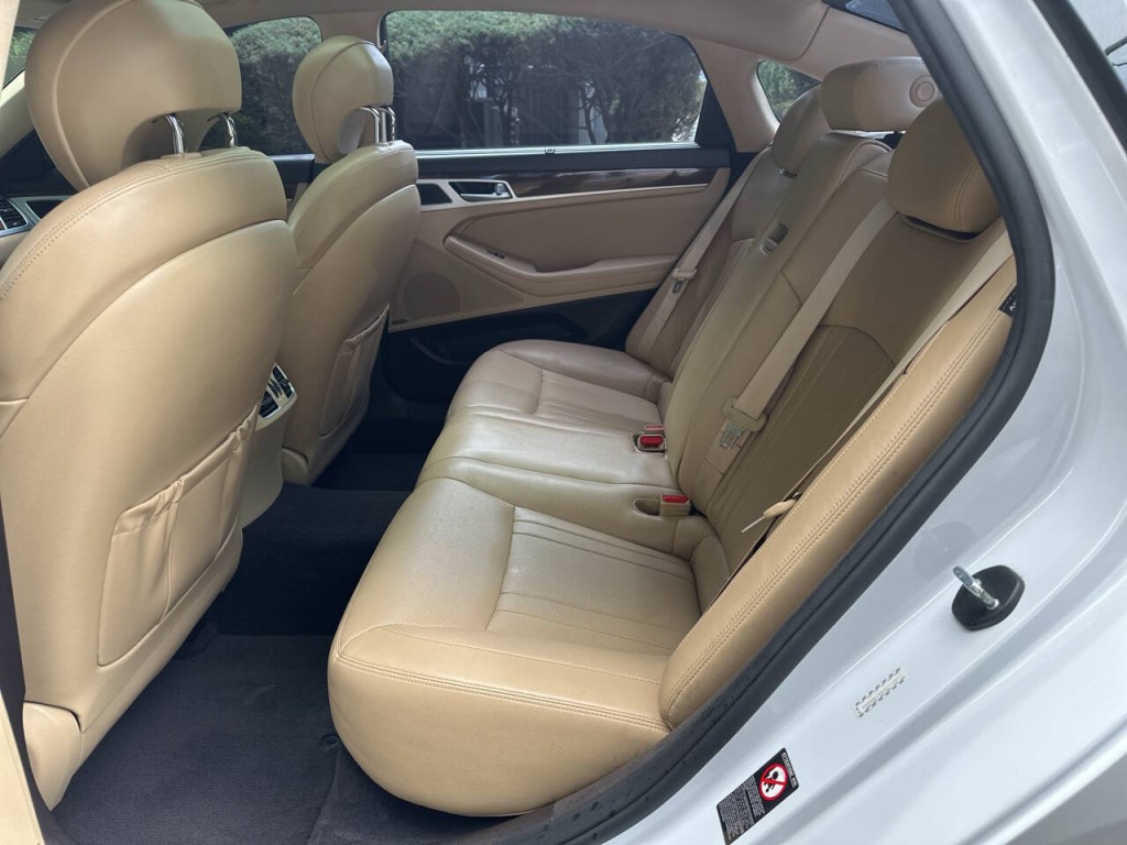 2016 Hyundai Genesis Image 20