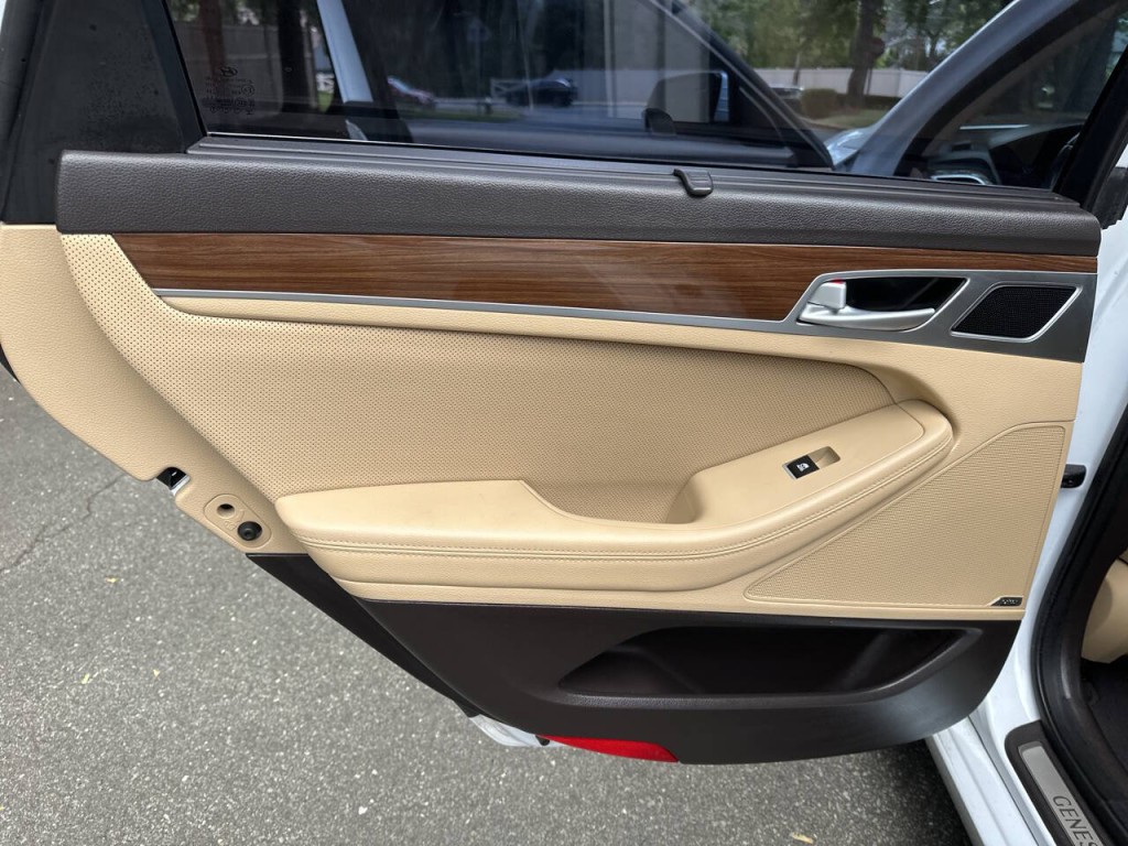 2016 Hyundai Genesis Image 21