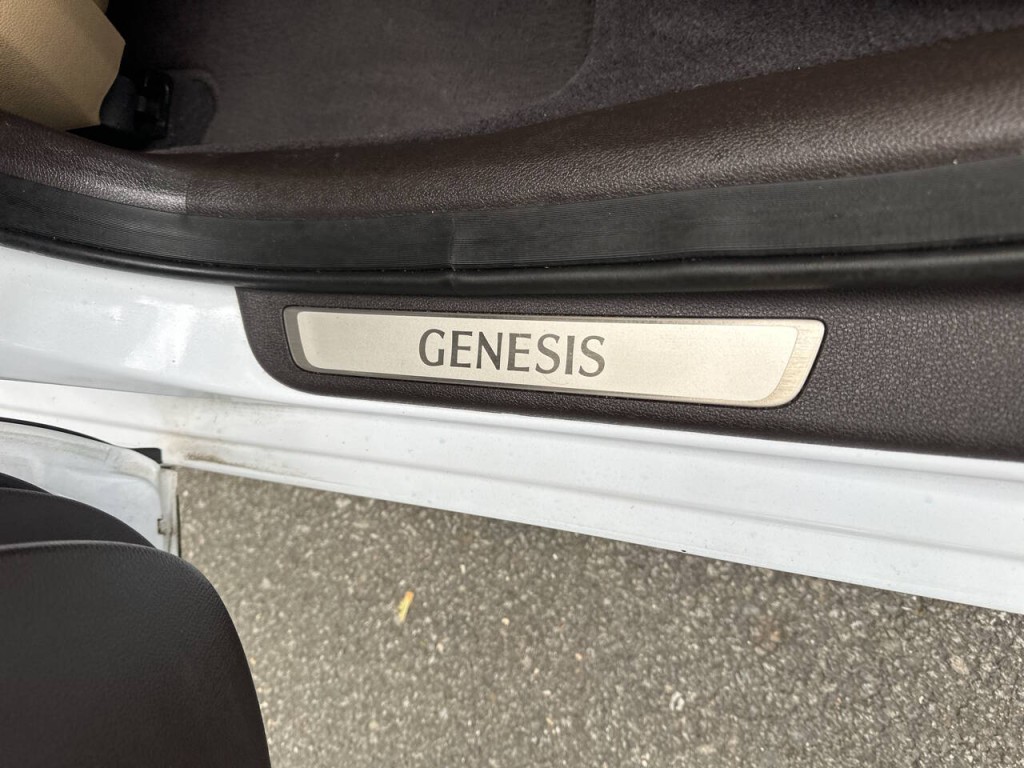 2016 Hyundai Genesis Image 22