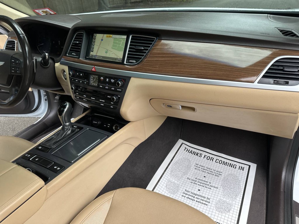 2016 Hyundai Genesis Image 24