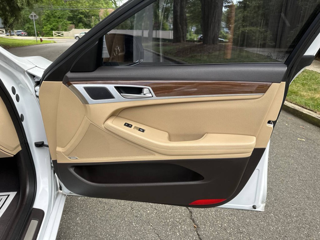 2016 Hyundai Genesis Image 25