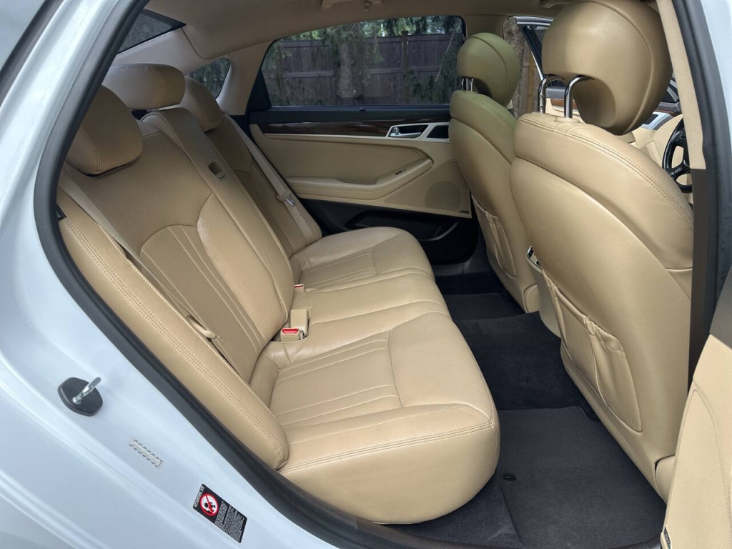 2016 Hyundai Genesis Image 26