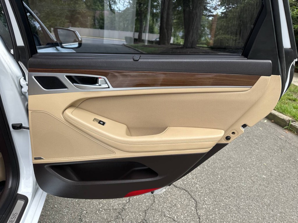 2016 Hyundai Genesis Image 27
