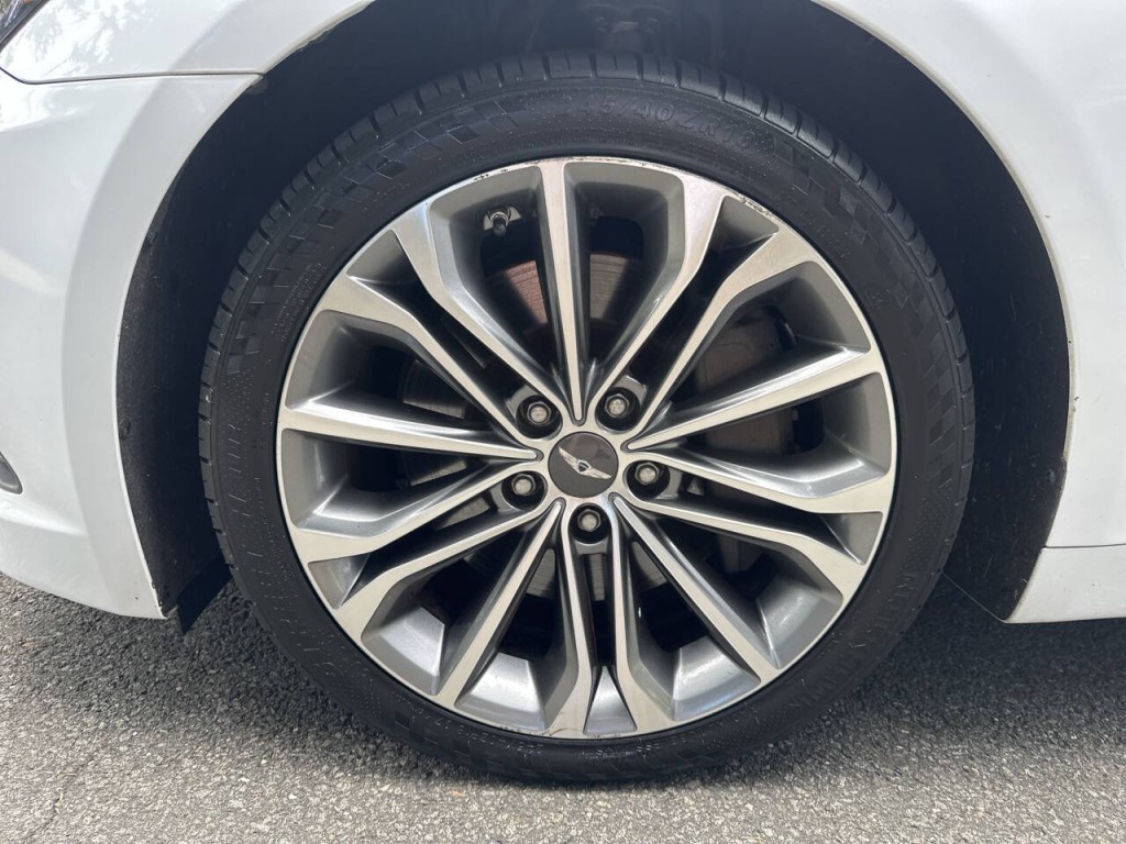 2016 Hyundai Genesis Image 30