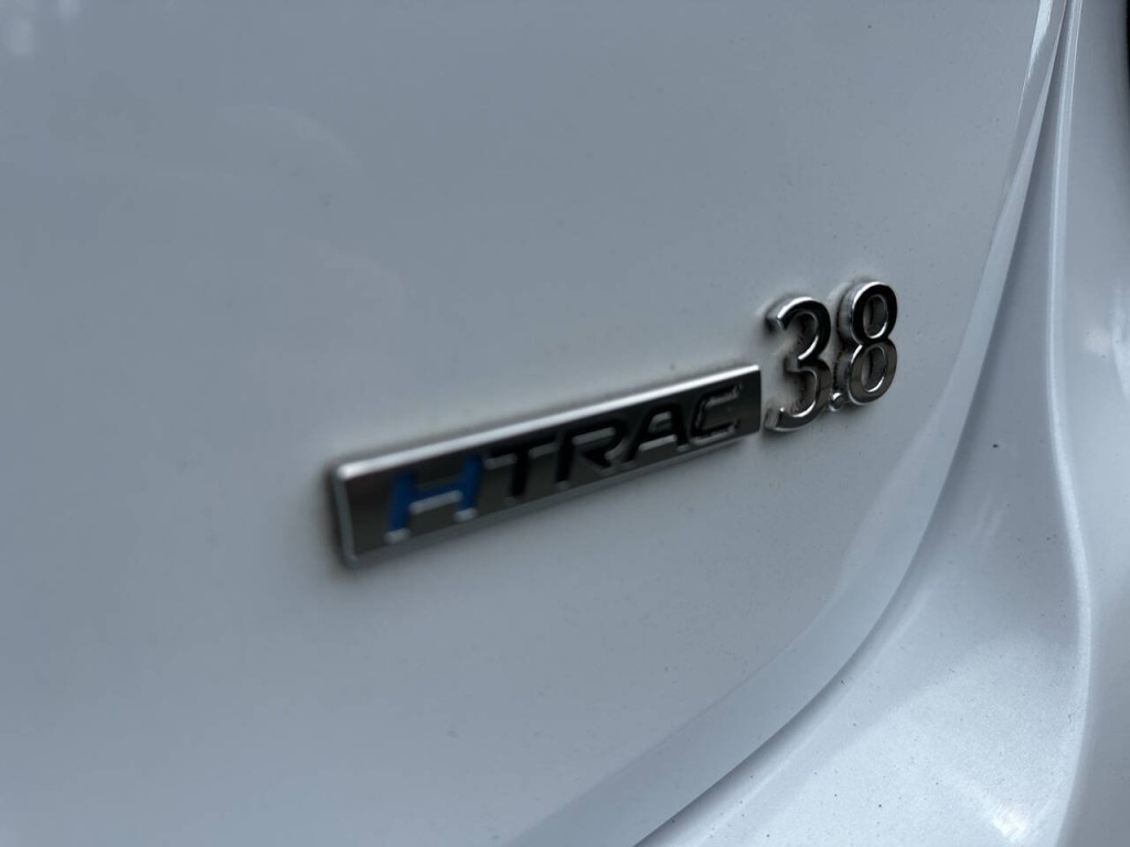 2016 Hyundai Genesis Image 32