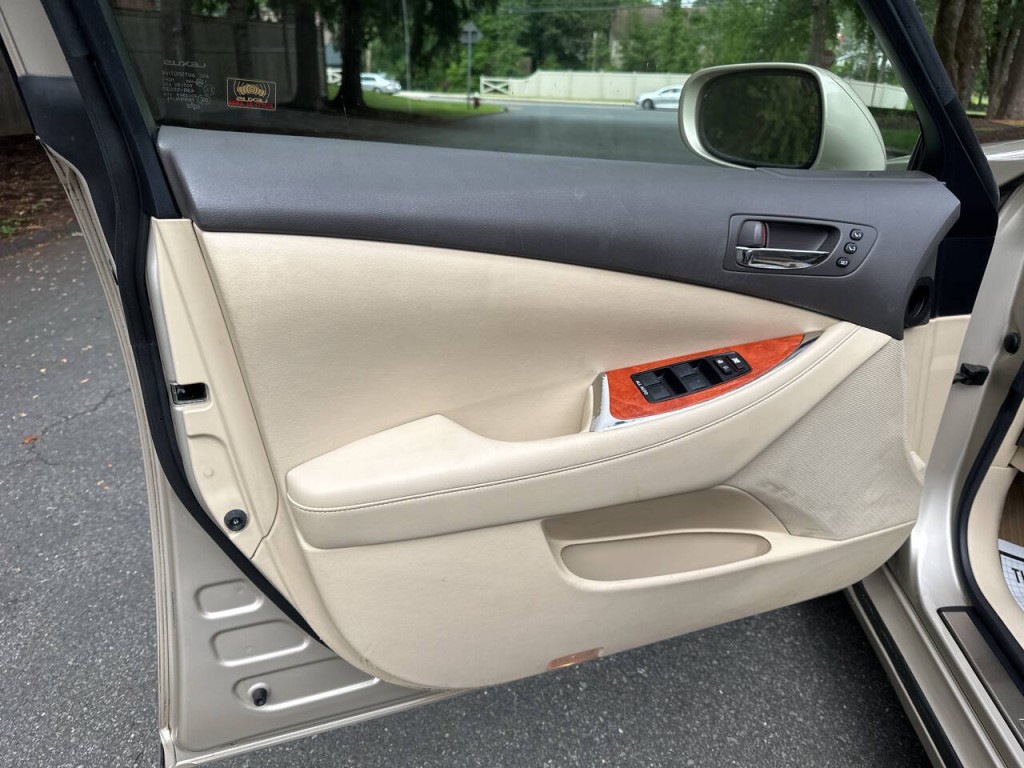2010 Lexus ES 350 Image 16