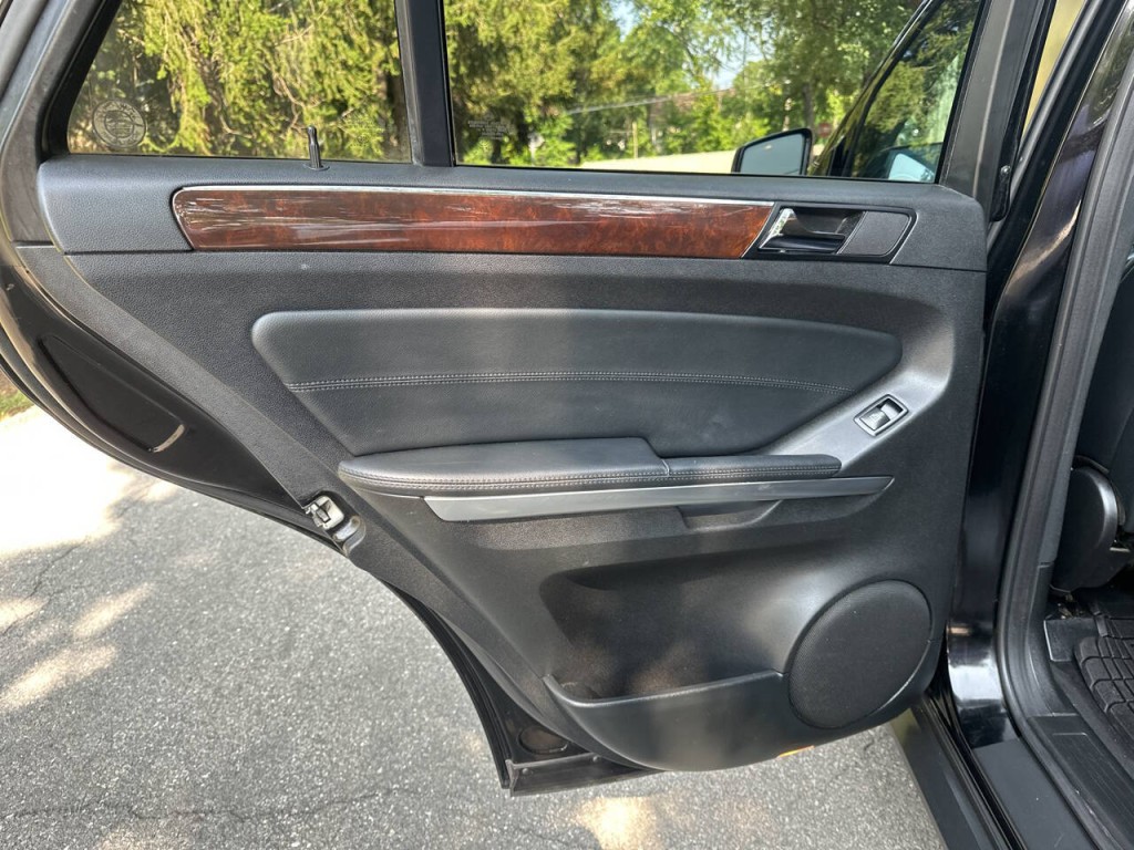 2011 Mercedes-Benz M-Class Image 19
