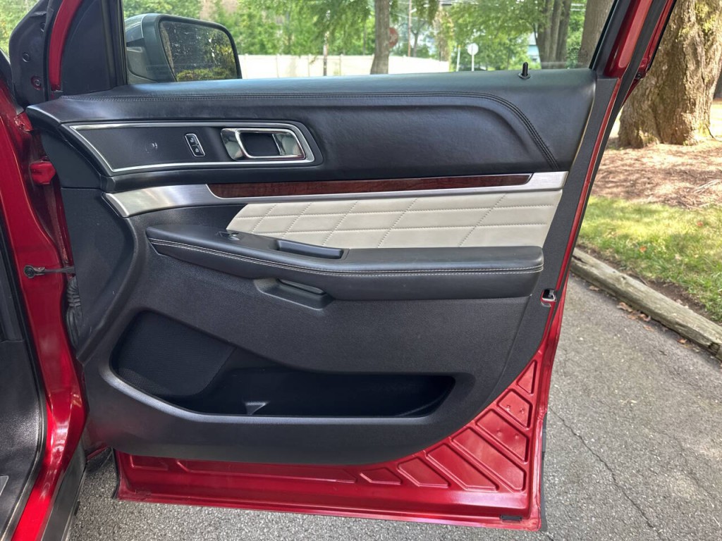 2016 Ford Explorer Image 26