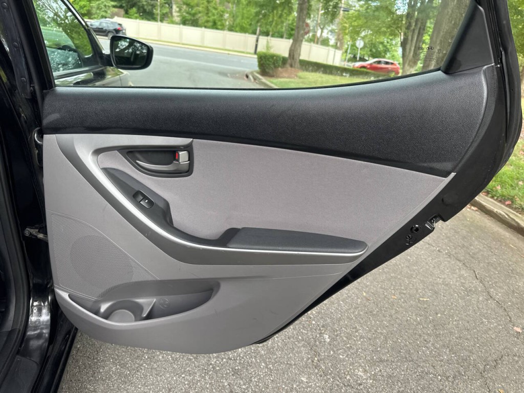 2015 Hyundai Elantra Image 21