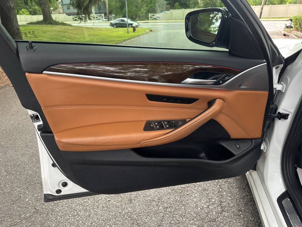 2017 BMW 5 Series Image 17