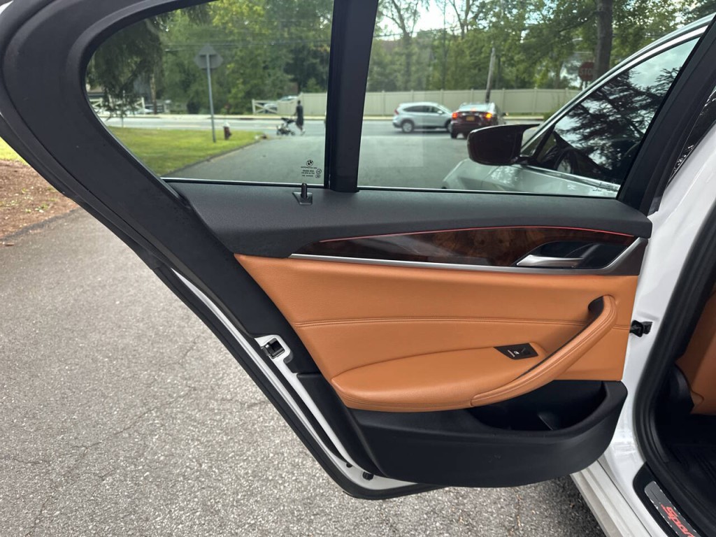 2017 BMW 5 Series Image 19
