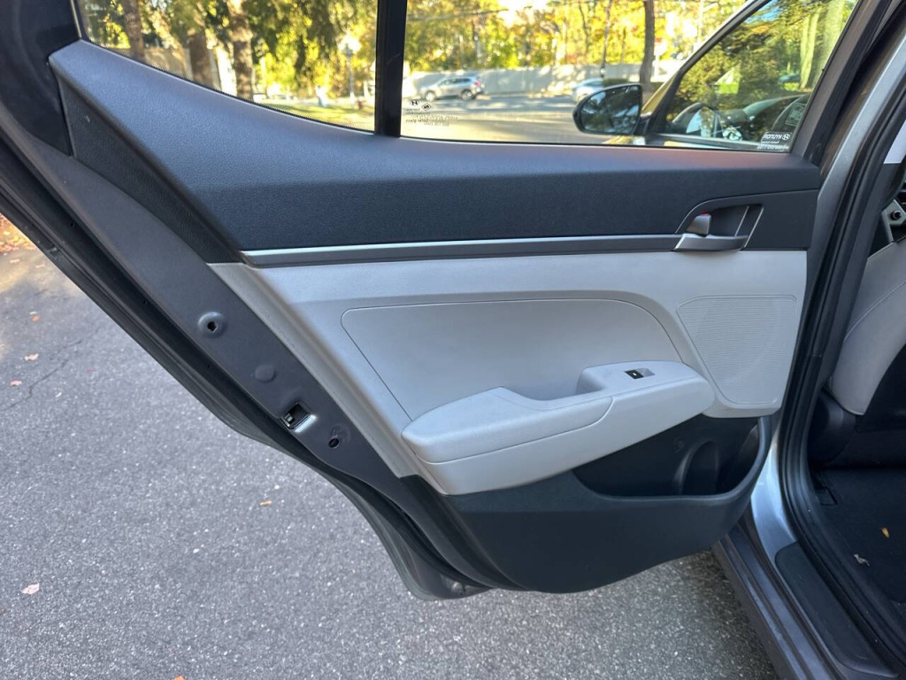 2018 Hyundai Elantra Image 16