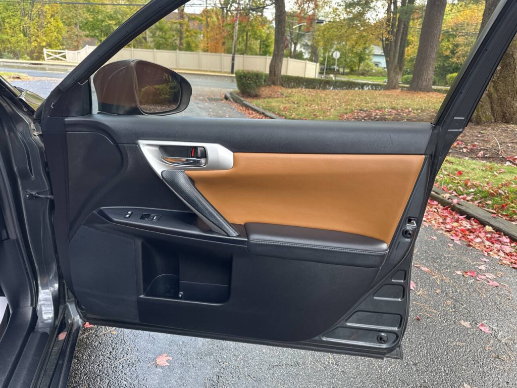 2011 Lexus CT 200h Image 20