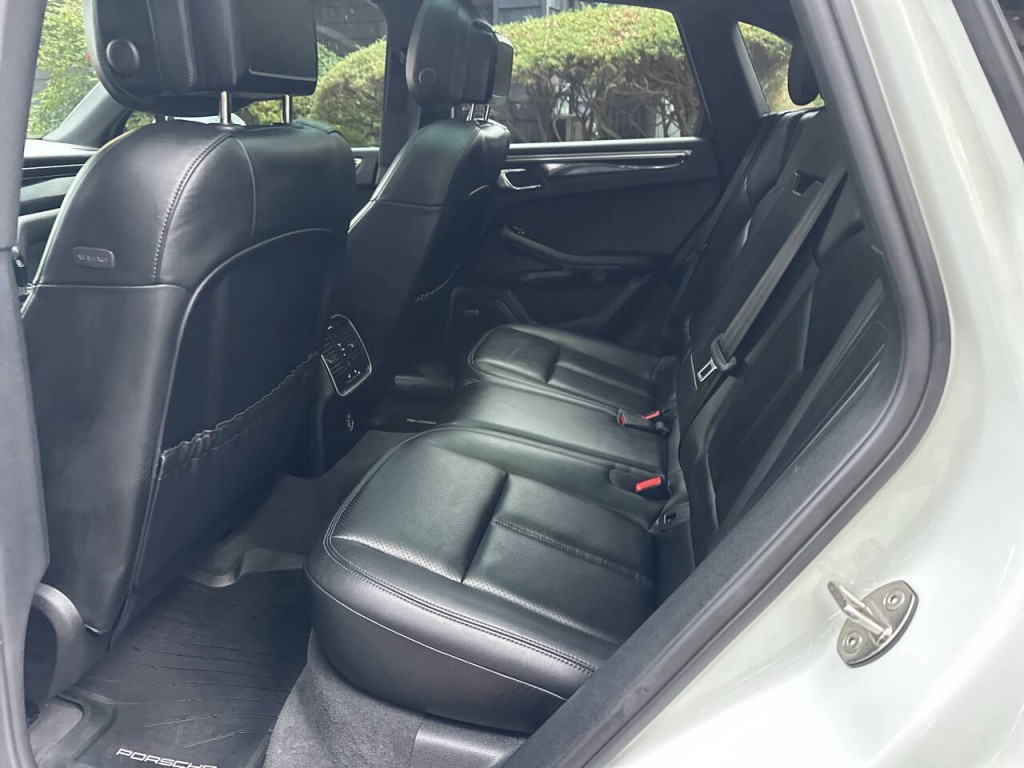 2018 Porsche Macan Image 18