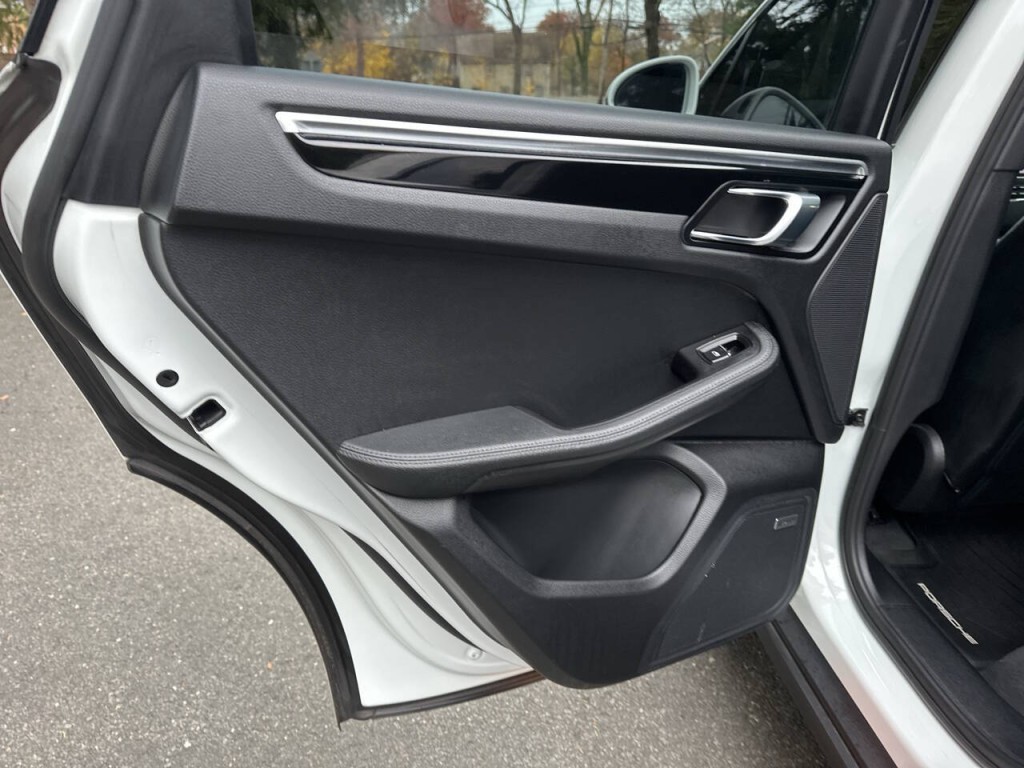 2018 Porsche Macan Image 19