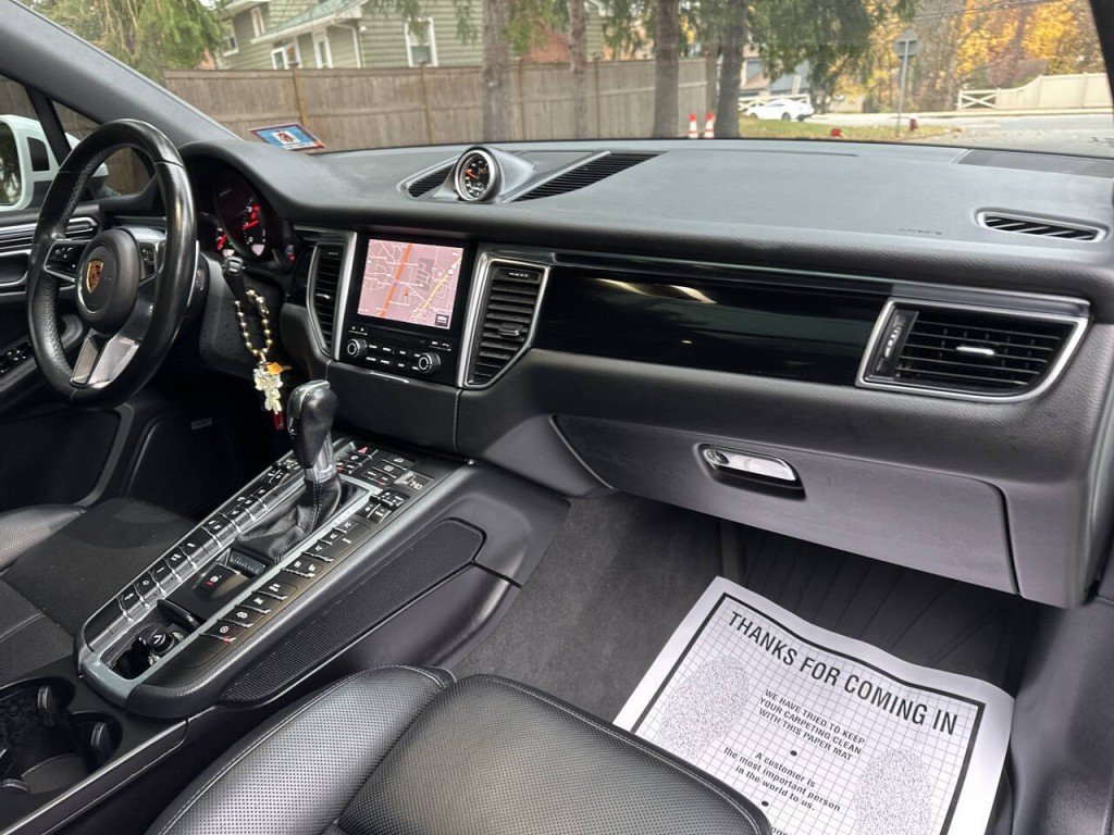 2018 Porsche Macan Image 21